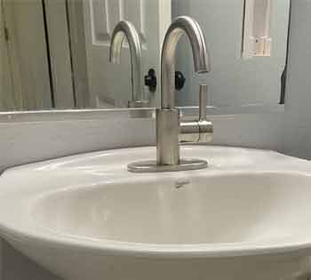 Porcelain sink with single handle goose neck bathroom faucet