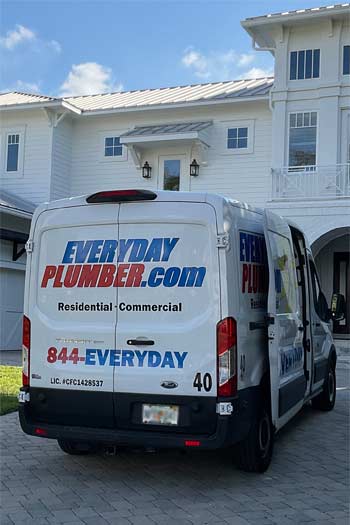 EVERYDAYPLUMMER.com service van in driveway of a Snell Isle home