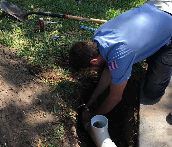 Plumber from EVERYDAYPLUMBER.com performing an emergency sewer repair in Valrico, FL