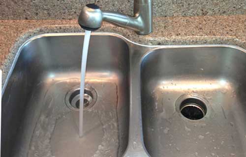 Stainless steel sink with a clog free dr