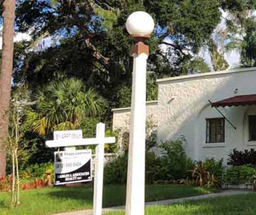 House for Sale In Tampa with realtor sign
