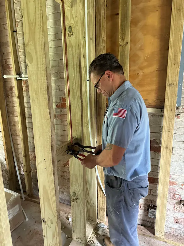 Experienced plumber crimping PEX during rough-in framing—clean, professional workmanship from St. Petersburg plumbers at EVERYDAYPLUMBER.com