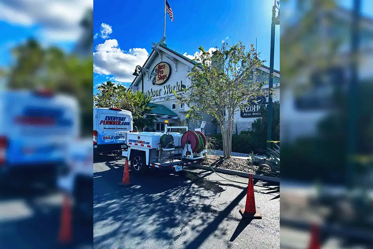 EVERYDAYPLUMBER.com hydro jetting trailer and service van at commercial job site in Tampa Bay