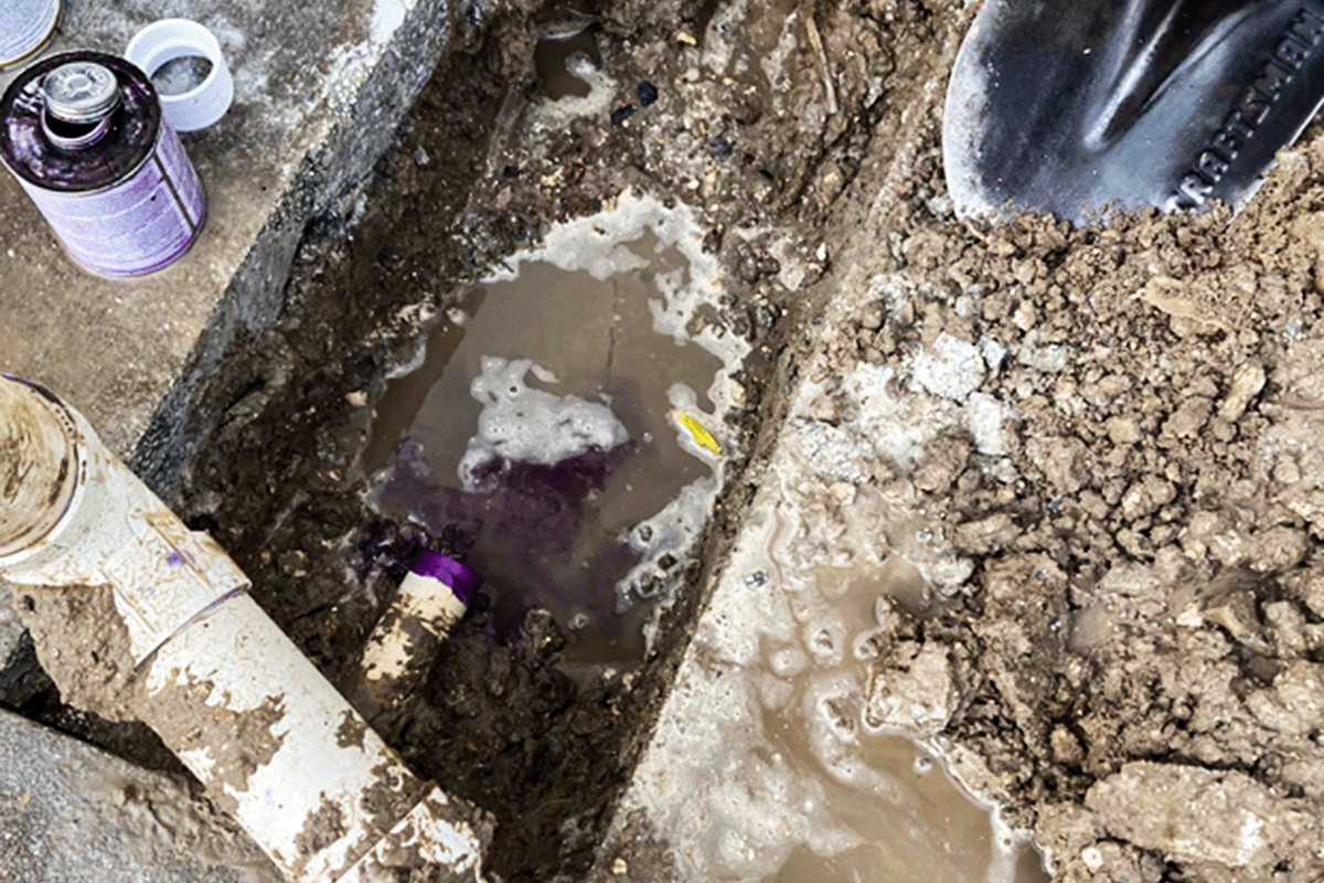 Sewer pipe repair in progress with water pooling in sandy Florida soil — EVERYDAYPLUMBER.com St. Petersburg drain and sewer services
