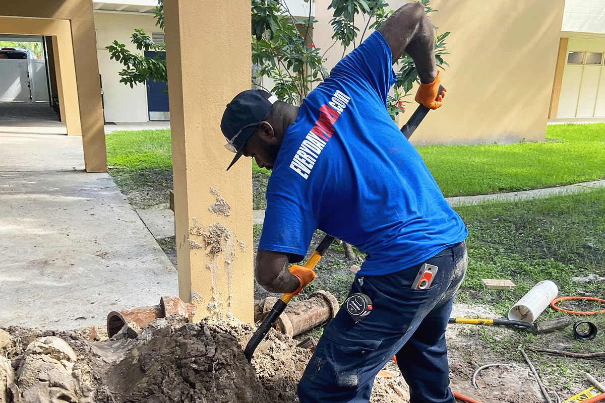 EVERYDAYPLUMBER.com technician excavating a failed sewer line at a St. Petersburg Florida multi-unit property — sewer repair and replacement services