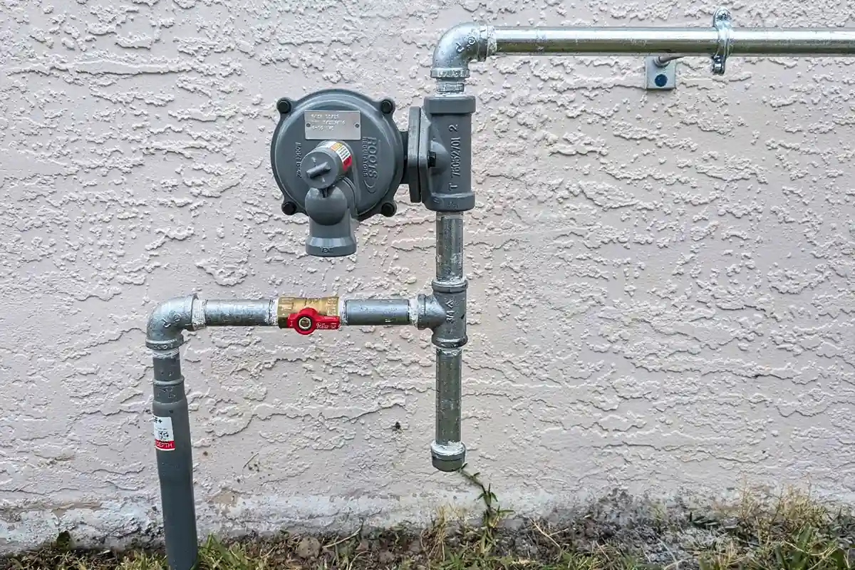 edp-gas-pipe-regulator-fittings-2026 Black steel gas pipe, regulator, and shutoff valve assembly — gas pipe materials — EVERYDAYPLUMBER.com Tampa