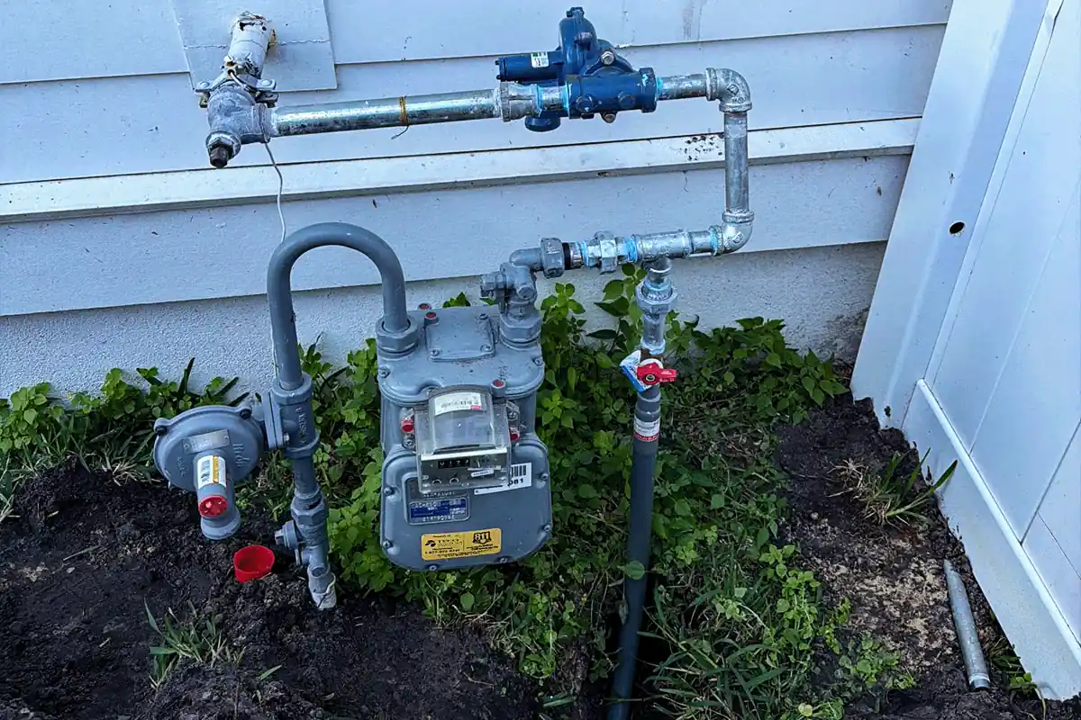 Residential natural gas meter and supply line with shutoff valve — residential gas line plumbing — EVERYDAYPLUMBER.com Tampa Bay